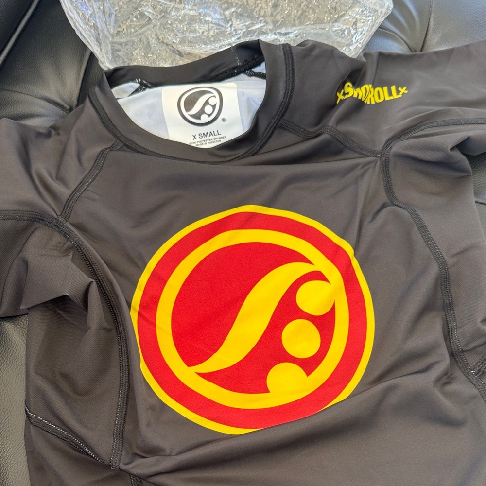 Shoyoroll Rashguard - new no tags Black Red and Yellow Logo short sleeve